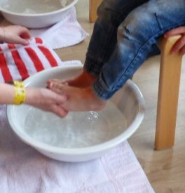 Fußwaschung in der Gruppe