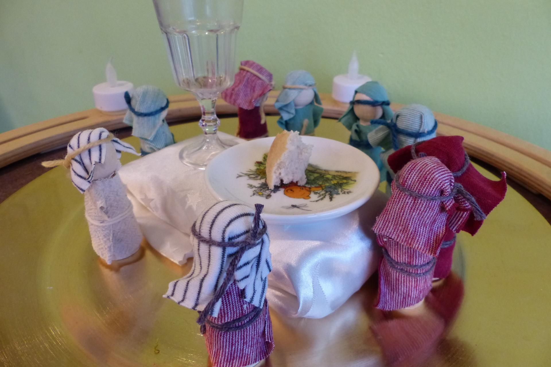 Die Kinder feiern das letzte Abendmahl